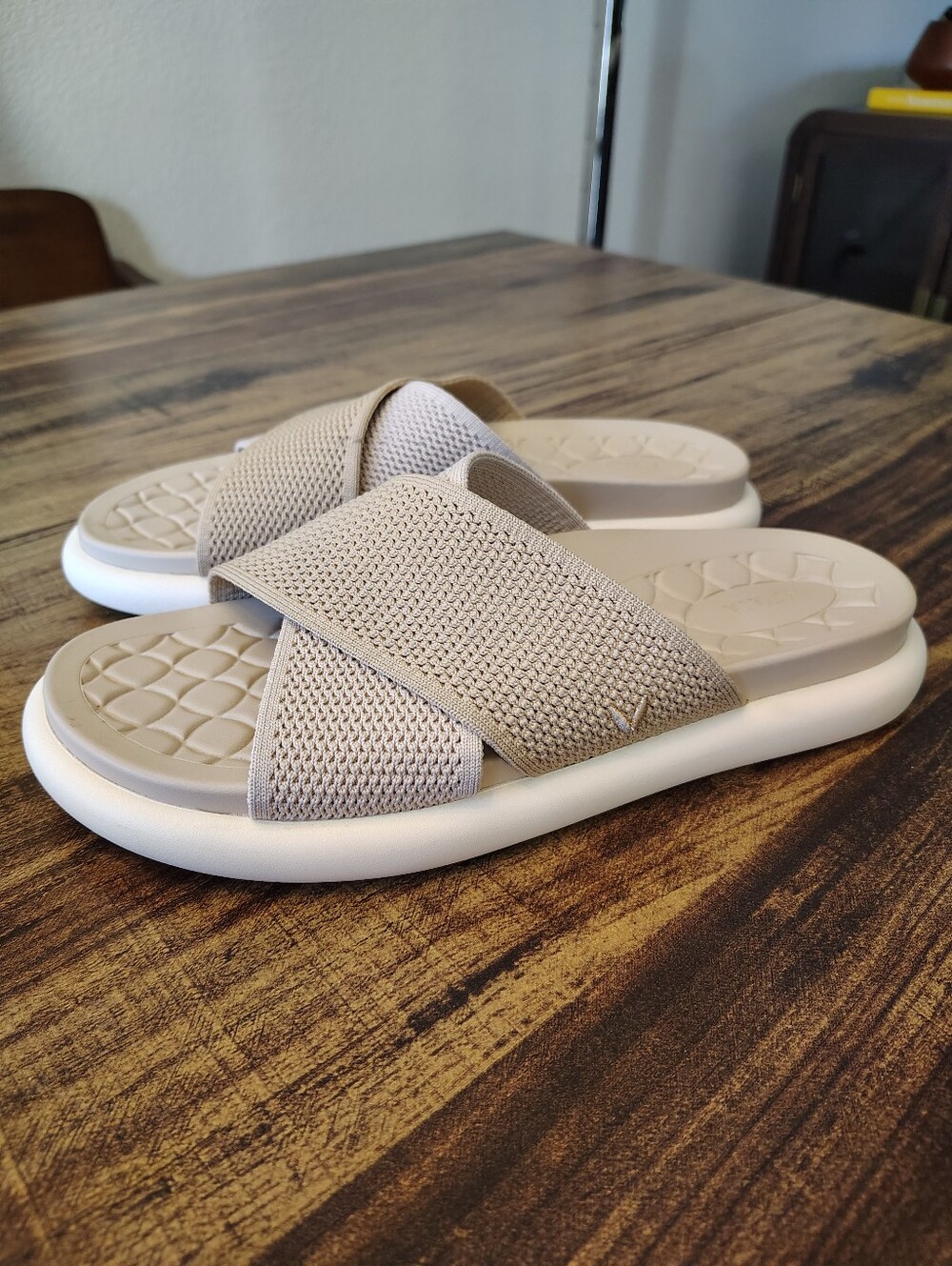 VIVAIA platform slide sandals with a crisscross knit strap design.  39.5 9 9.5